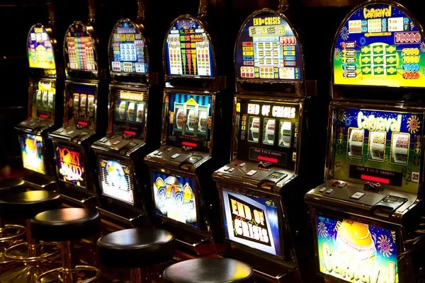 Roulette wheel with betting grid and payout chart